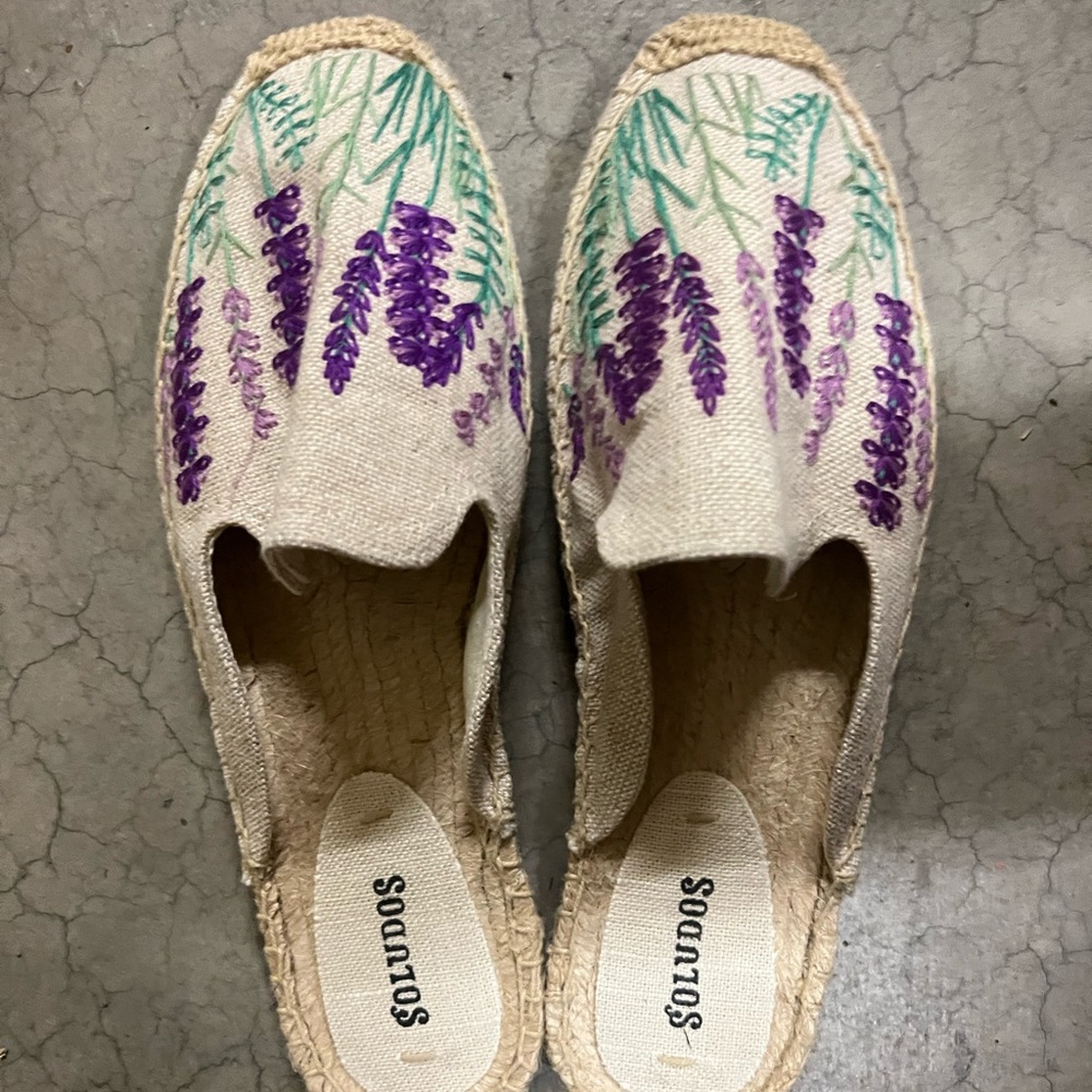 Mules with embroidered lavender